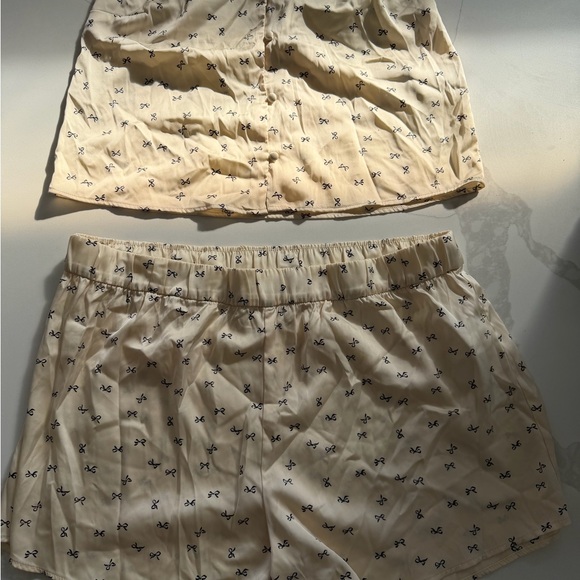 Abercrombie & Fitch satin pajama set in cream with a bow print. - Picture 5 of 5